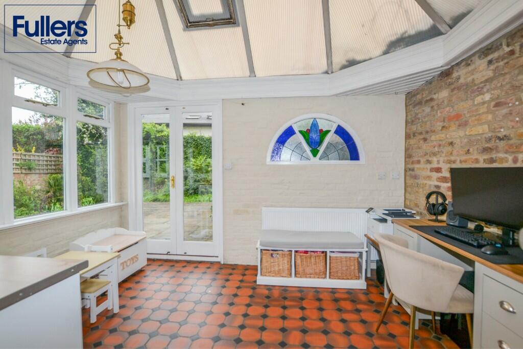 House in London, Winchmore Hill, Palmers Green - More