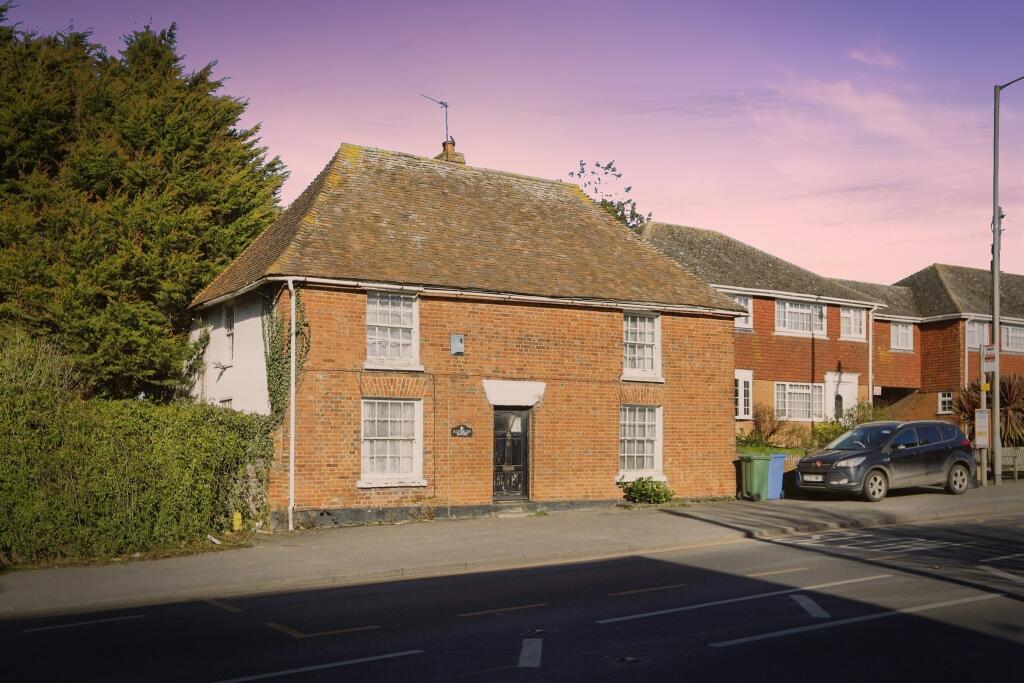 Main image of property: London Road, Teynham, Sittingbourne