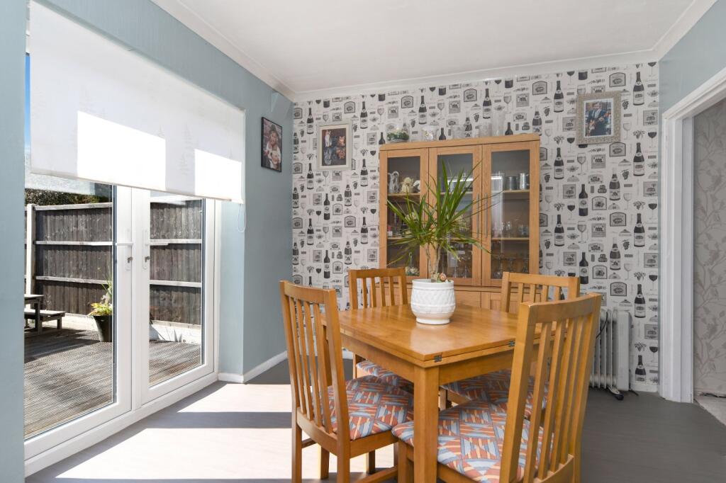 House in Southend-on-Sea - More