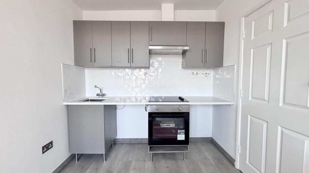 Apartment in Southend-on-Sea - More