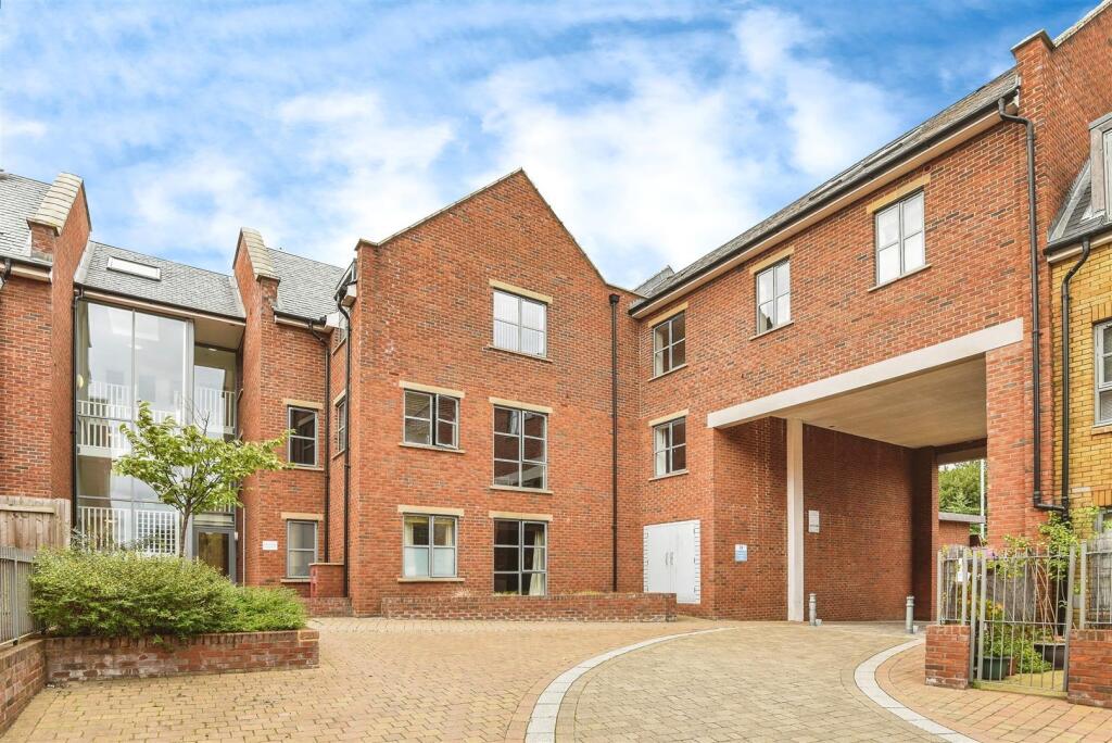 Main image of property: Coopers Yard, Paynes Park, Hitchin