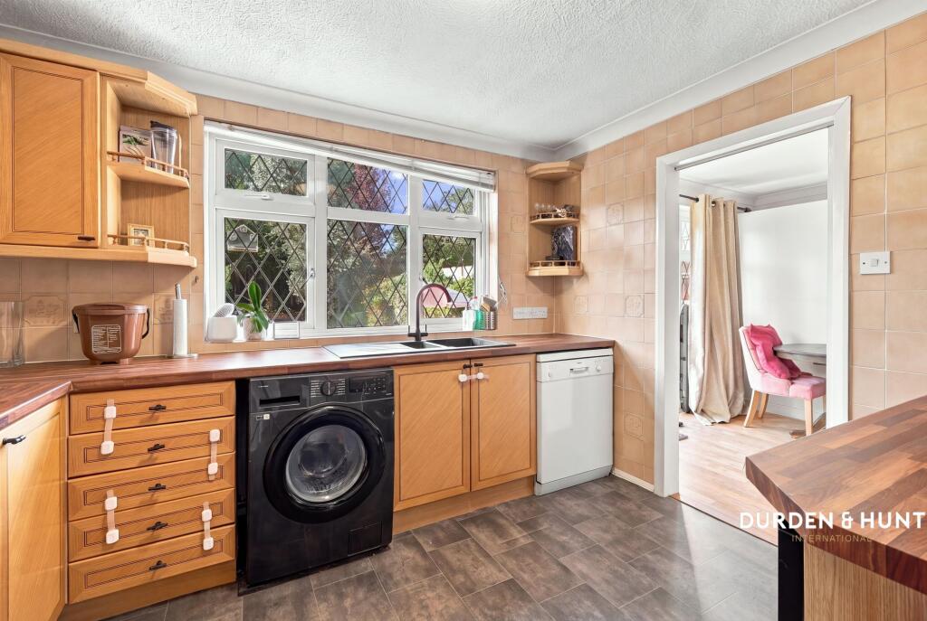 Roydon Close, Loughton, IG10 photo 3
