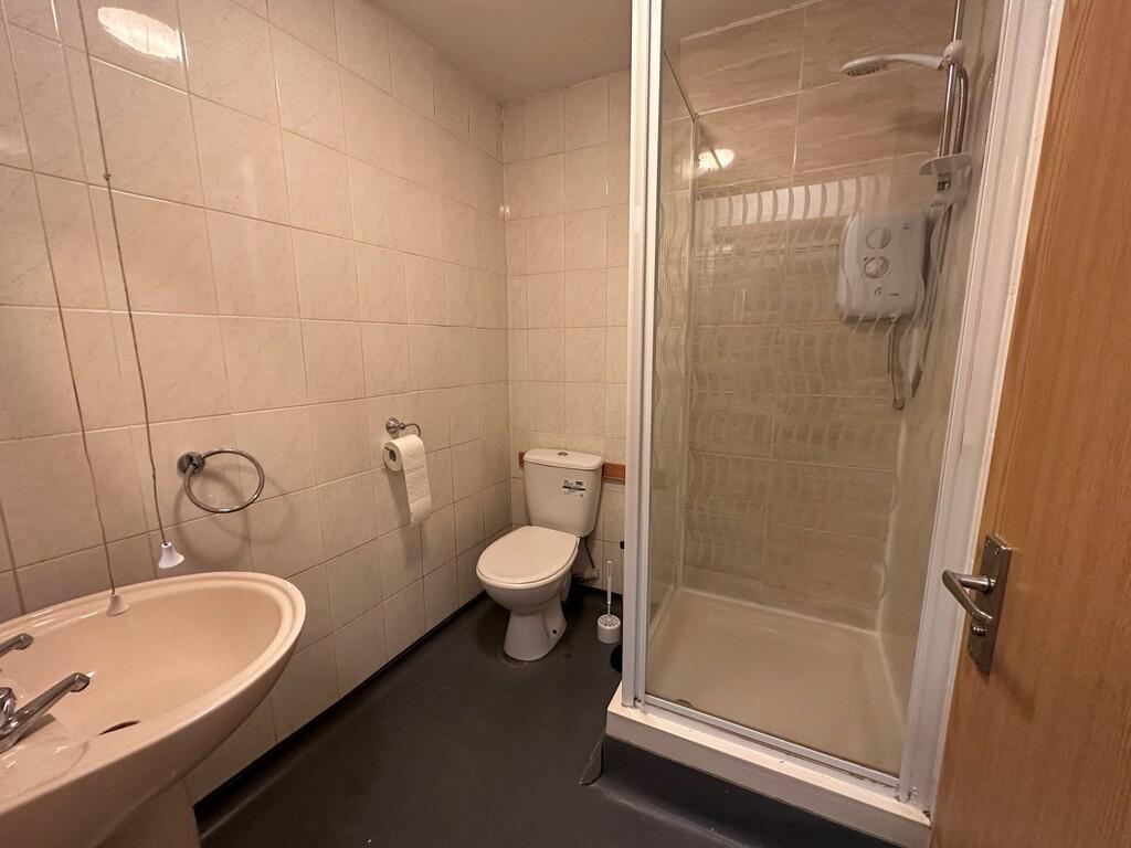 6 bedroom maisonette for rent