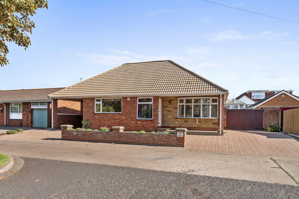 2-bed detached on Denby Drive, Cleethorpes, £295,000