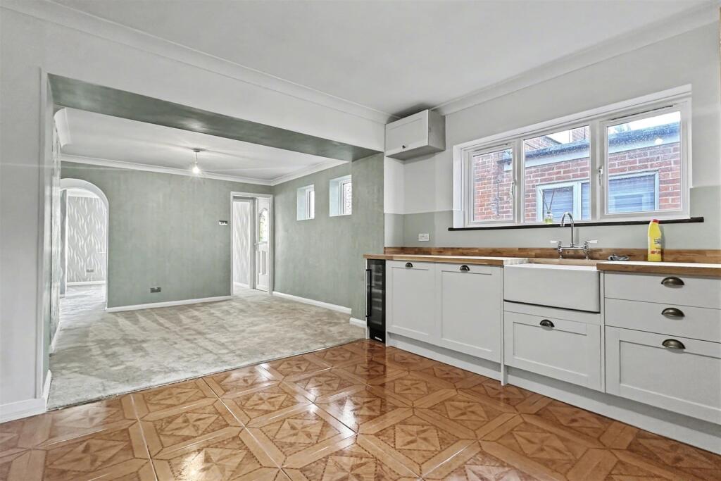 House in Eastleigh, Oakmount, Chandler's Ford - View 2