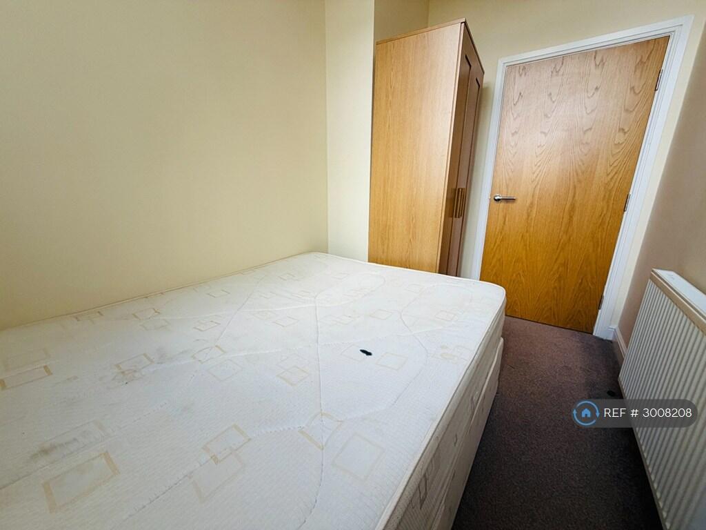 Apartment in Leeds, Littlemoor Bottom, Stanningley - View 4