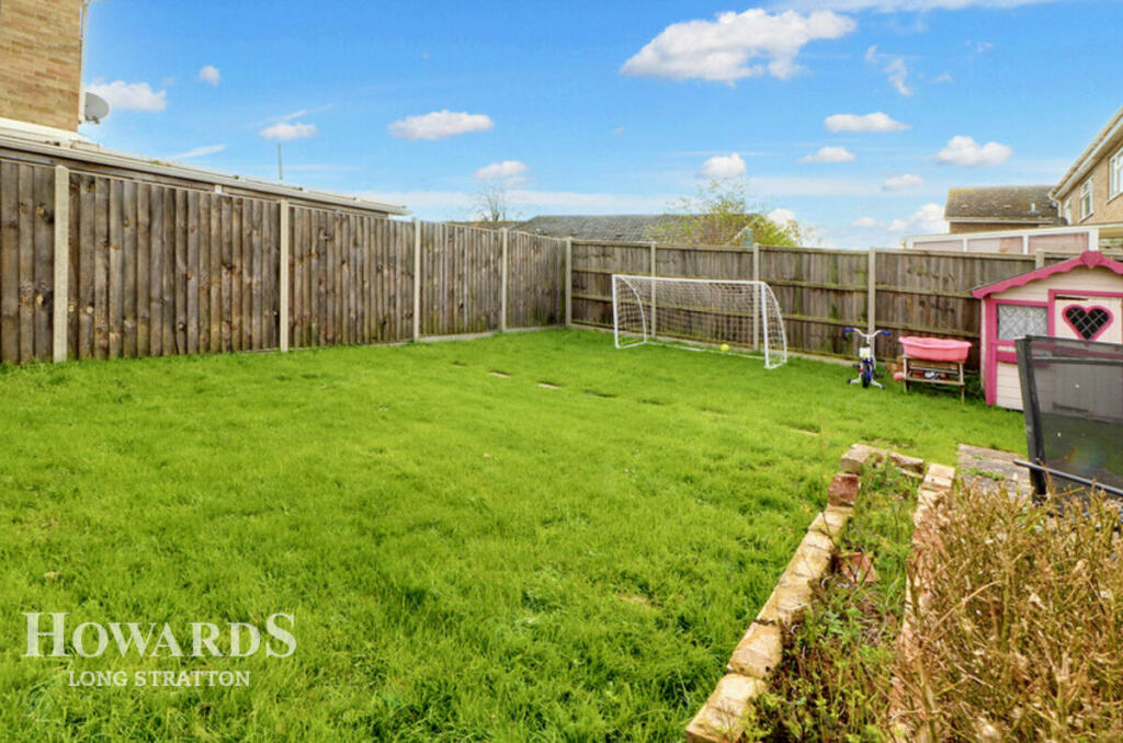 3-bed semi-detached on Welholmes Close, Long Stratton, £260,000
