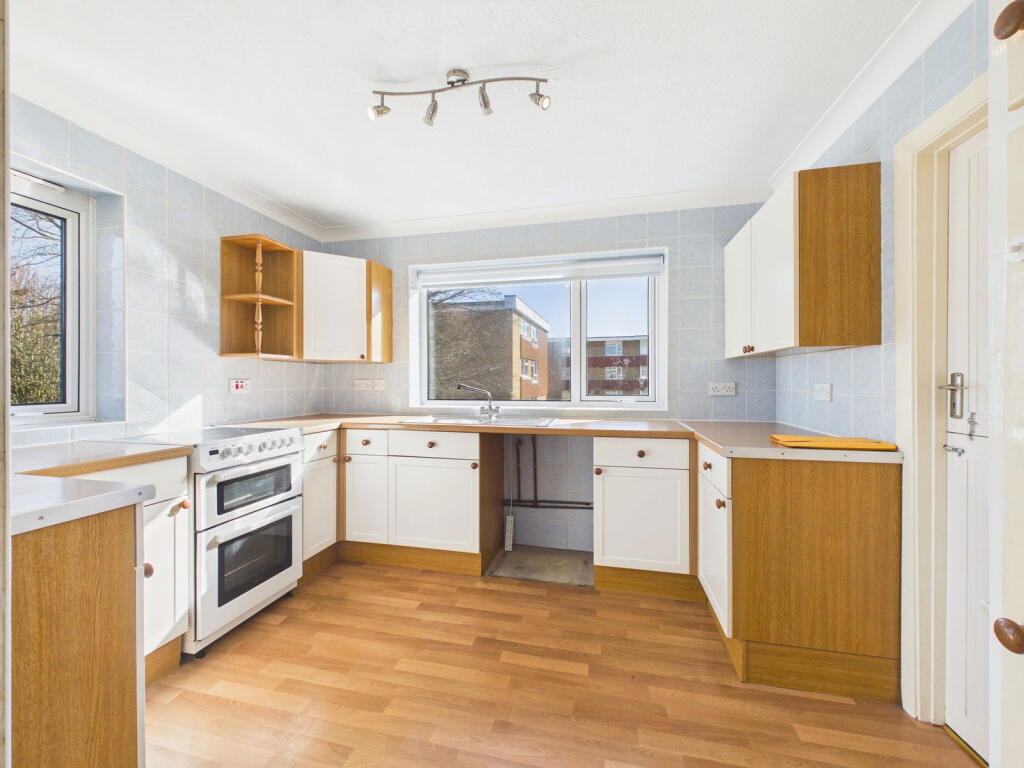 Apartment in Worthing, West Sussex - More