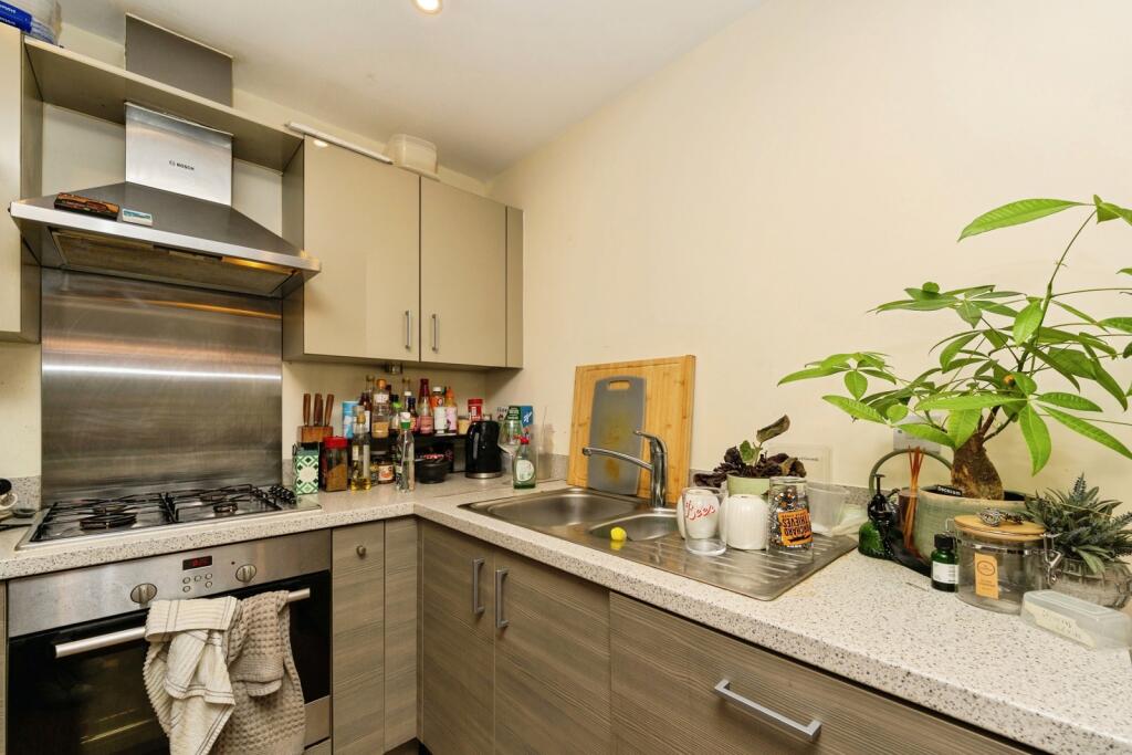 Apartment in Kingston upon Thames, Norbiton - View 4