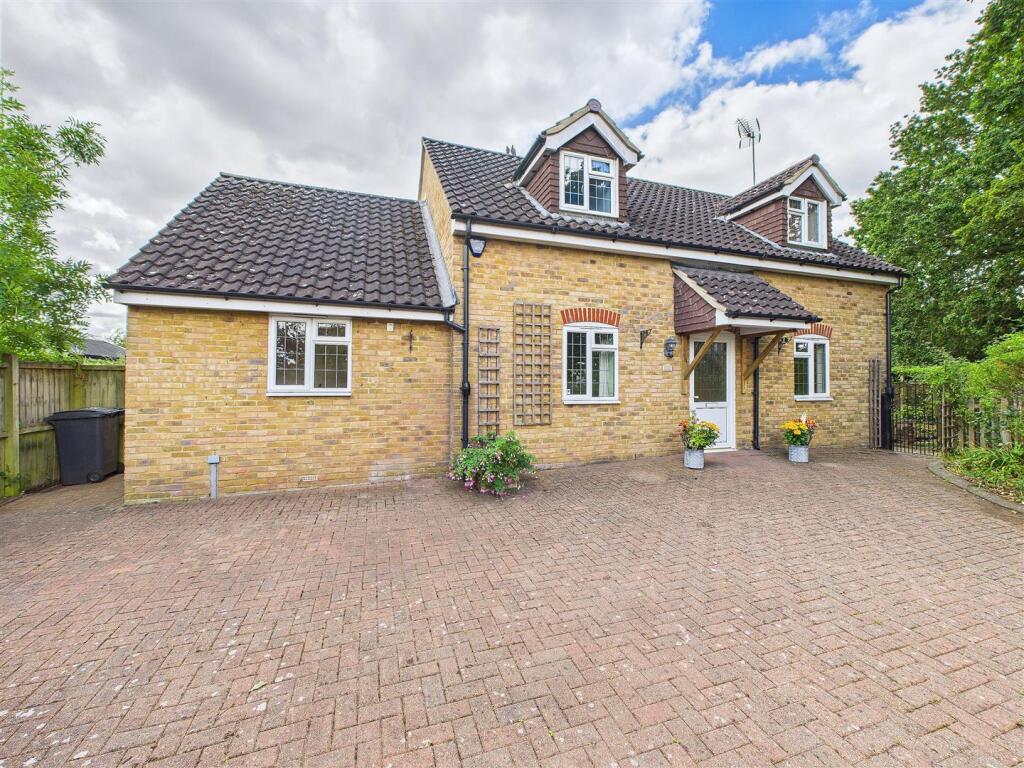 4-bed detached on Petrel Way, Chelmsford, £500,000