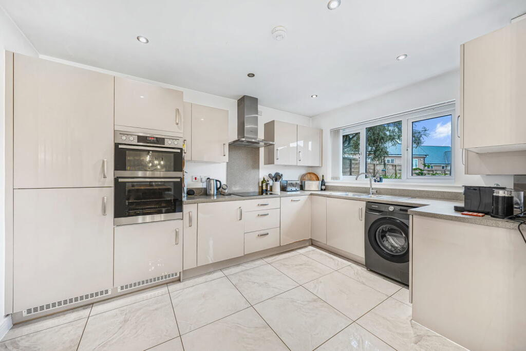 House in Southend-on-Sea - More