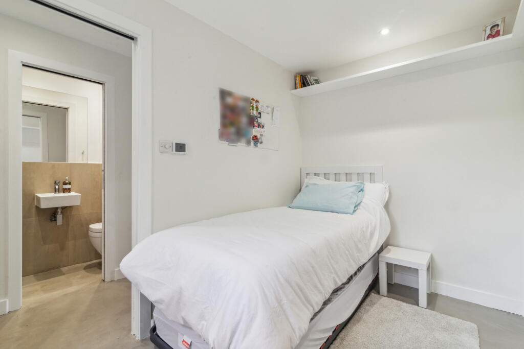 3 bedroom end of terrace house for rent