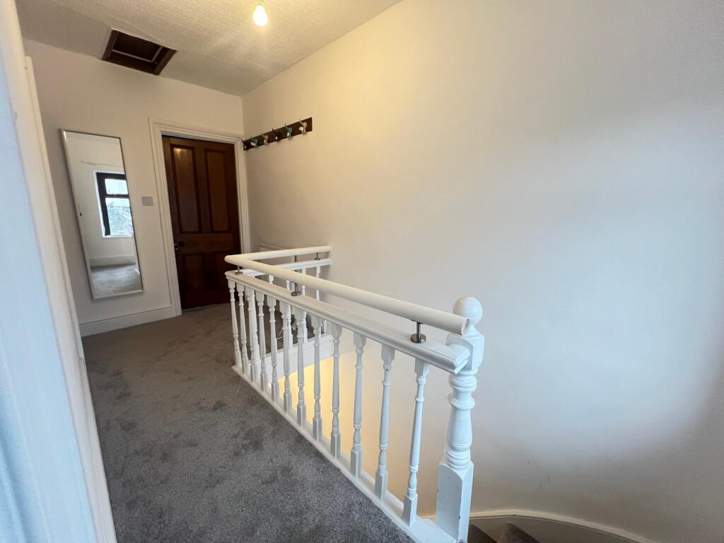 House in Gwauncaegurwen, Neath Port Talbot - More