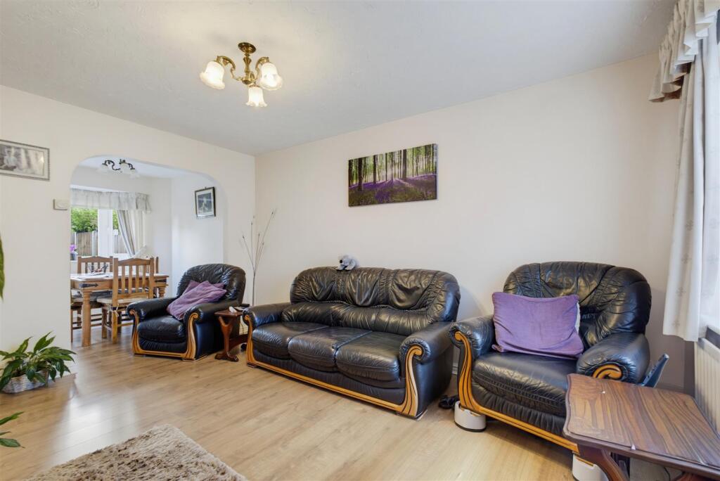 Milne Avenue, Fradley, Lichfield photo 4