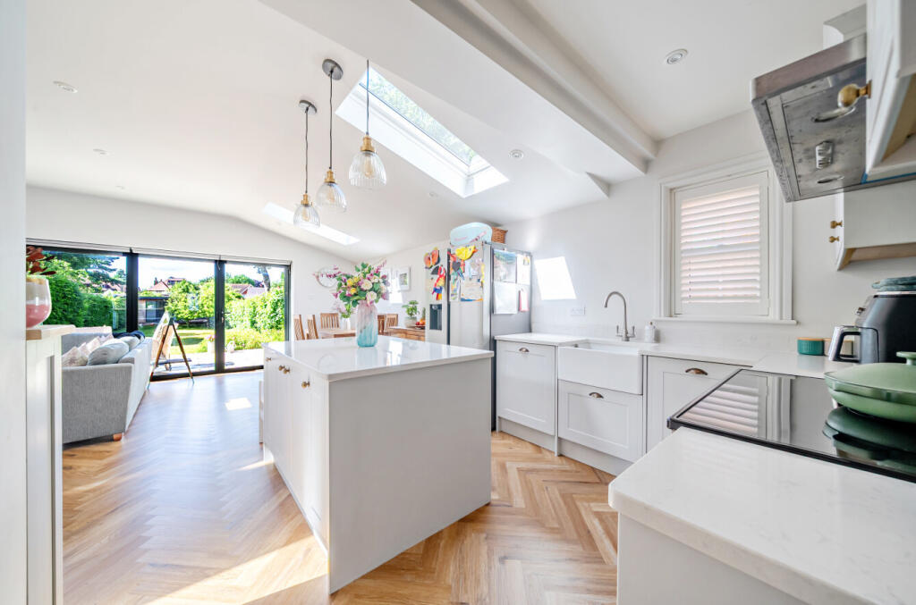 Duncombe Road, Busbridge, Godalming, Surrey, GU7 photo 3