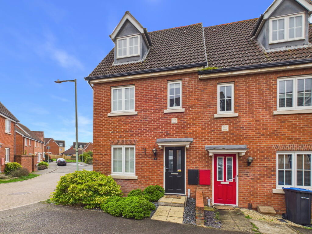 3-bed terraced on Nuthatch Close, Stowmarket, £250,000