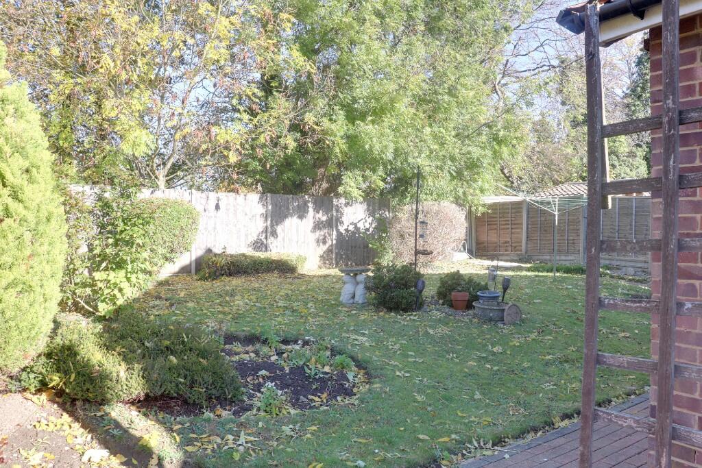 Franklins Road, Stevenage, Hertfordshire, SG1 photo 2