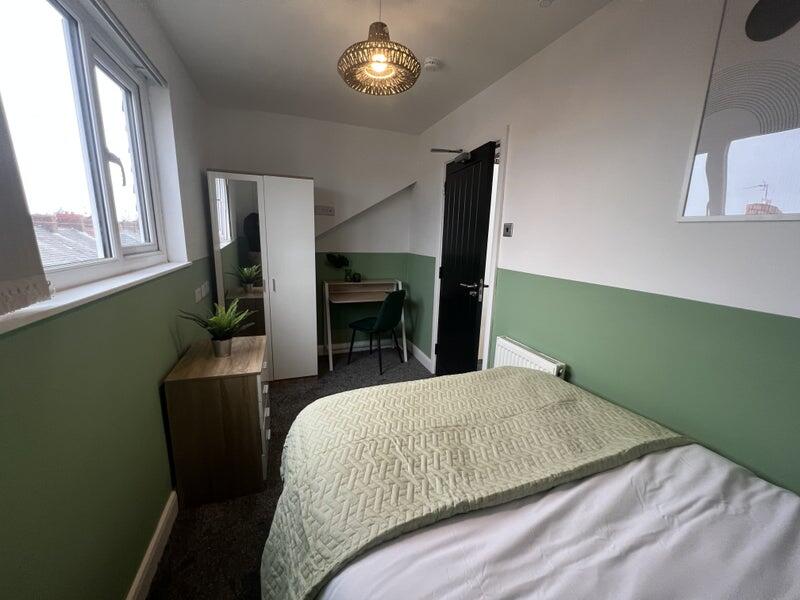 Apartment in Liverpool, Elm Park - More
