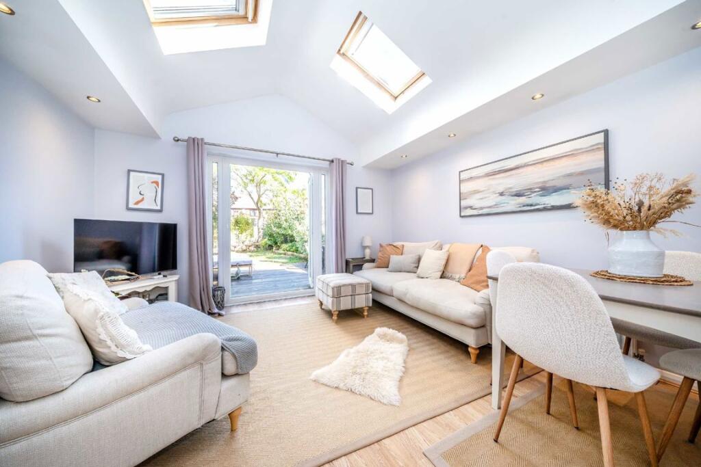 House in London, Hampton - View 2