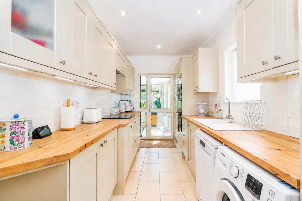 House in Wakefield, Pledwick - View 4