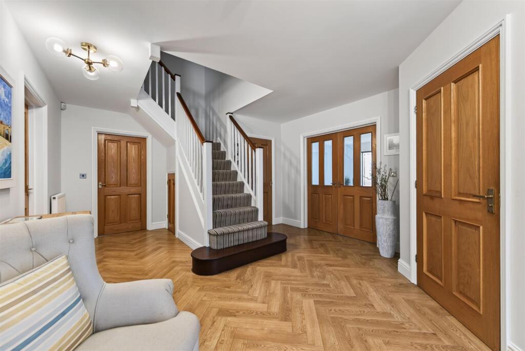 House in Ampthill, Central Bedfordshire - More