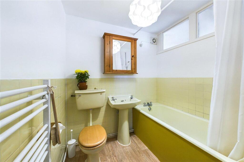 Apartment in Redhill - More