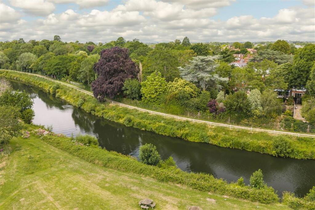 Ember Farm Way, East Molesey photo 2
