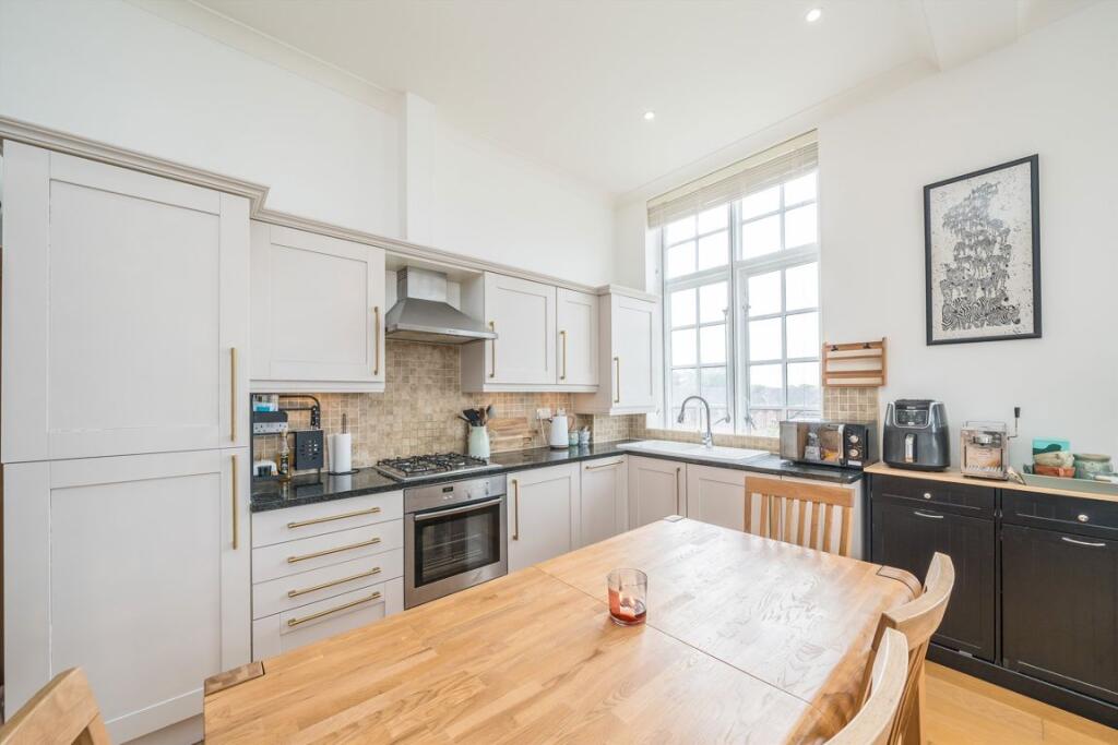 Apartment in Isleworth, Spring Grove - View 2