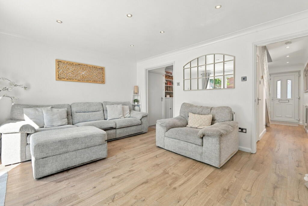House in Basildon, Wickford - View 3