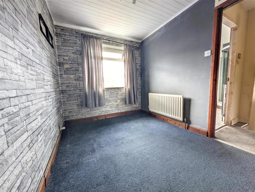 House in Hull - View 4