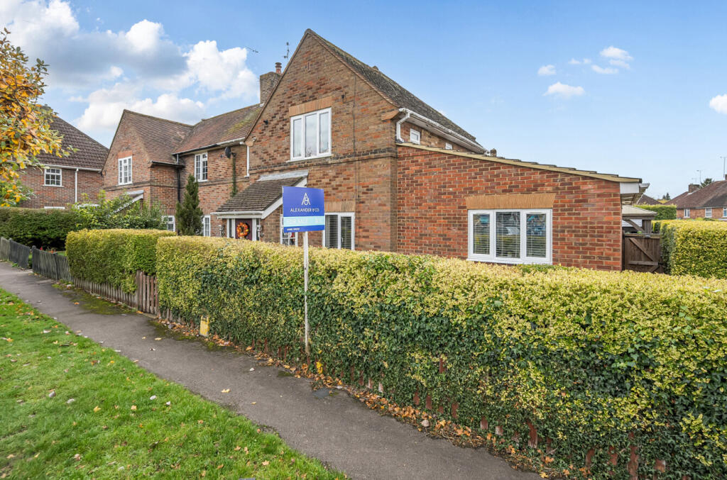 3-bed semi-detached on Chiltern Road, Dunstable, Bedfordshire, £400,000
