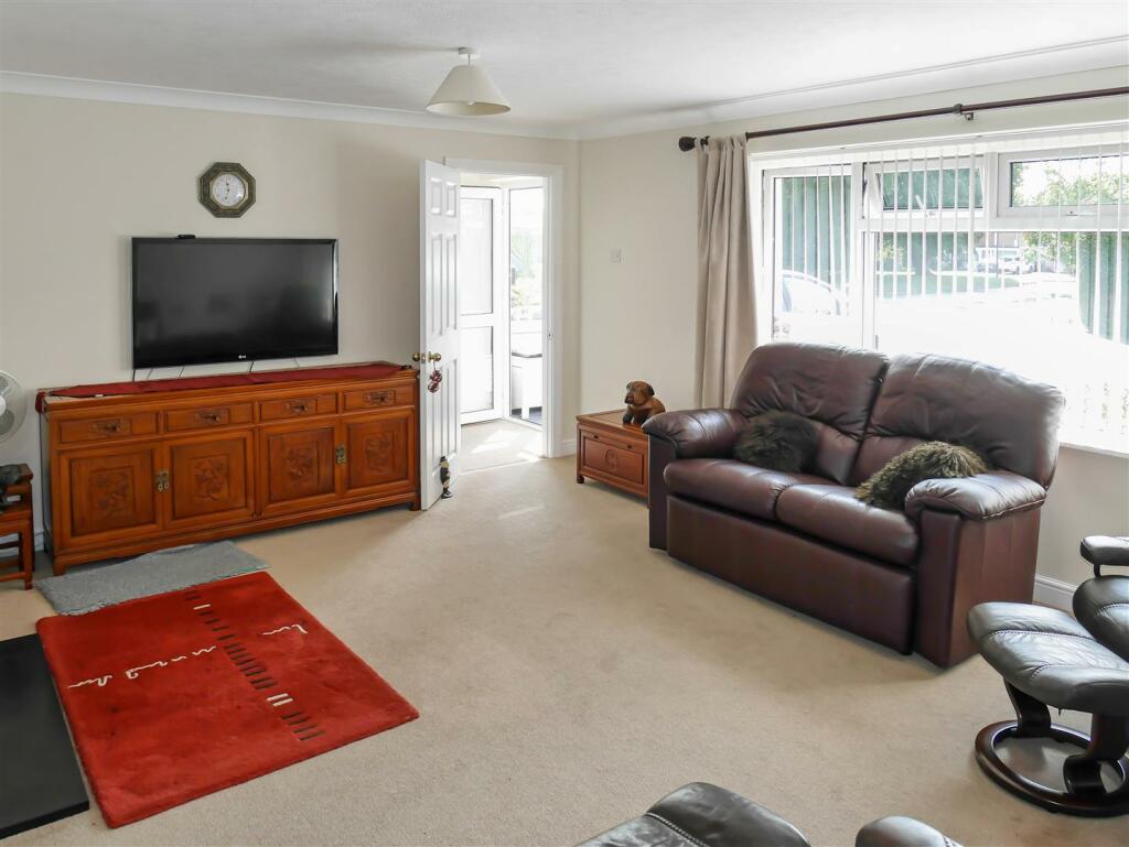 Holly Drive, Wick, Littlehampton photo 2