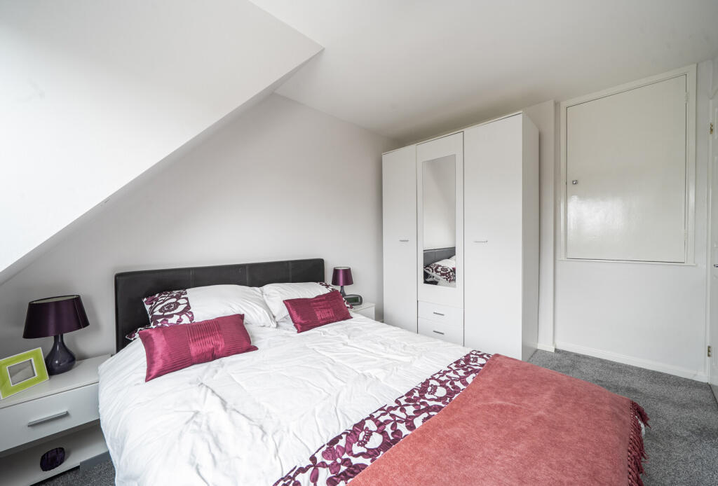 House in Tewkesbury, Brockworth - More