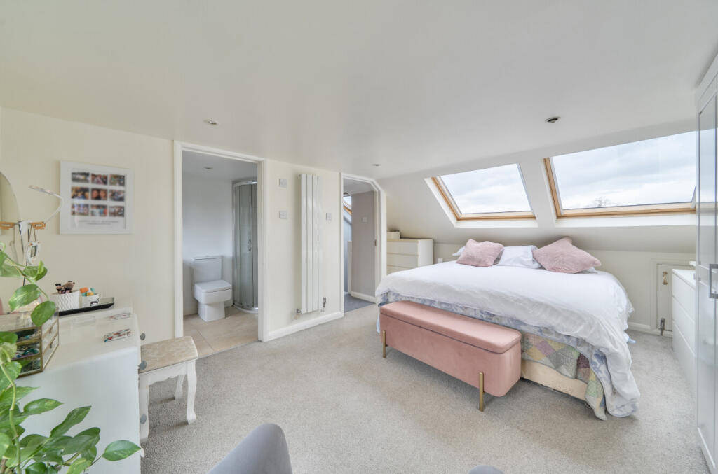 Pembroke Avenue, Hersham, Surrey, KT12 – další