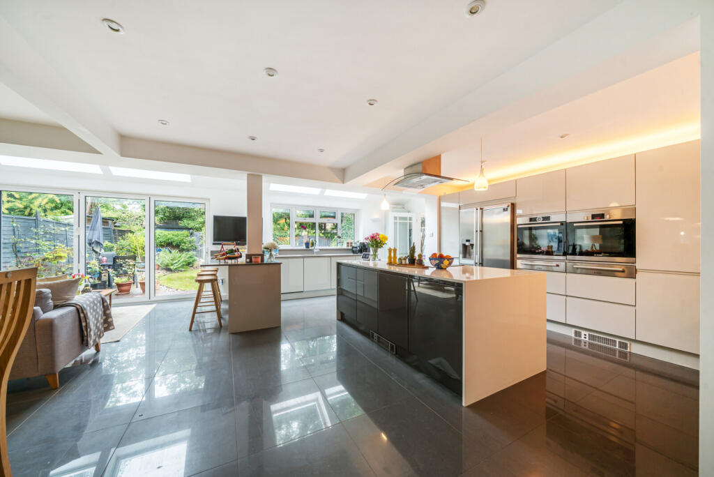 Russetts Close, Horsell, GU21 photo 2