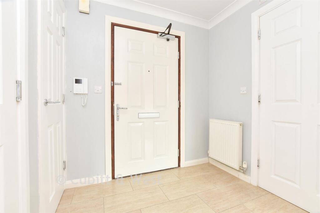 Apartment in Redhill, Merstham - More