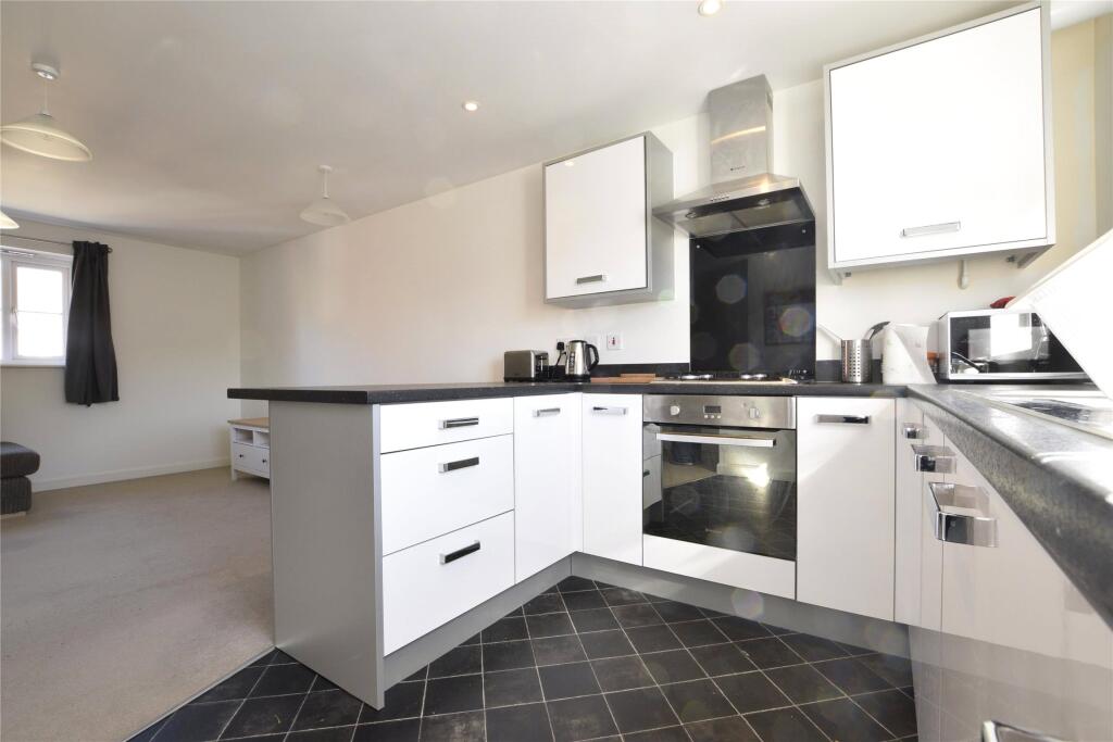 2-bed flat on Snowberry Walk, St George, Bristol, BS5, £220,000