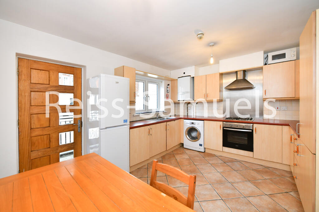 6 bedroom town house for rent