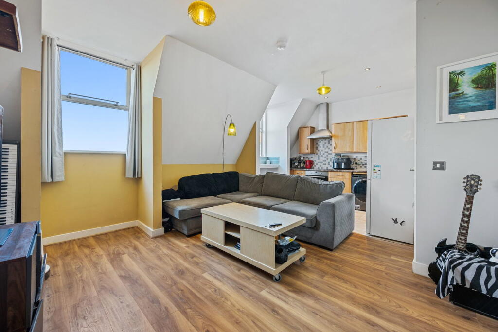 Apartment in Kettering, North Northamptonshire - View 4