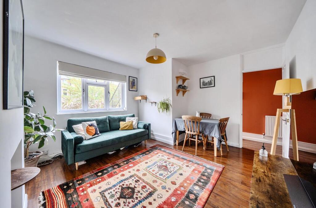 2-bed flat on Blythe Hill, London, SE6 4UL, £375,000