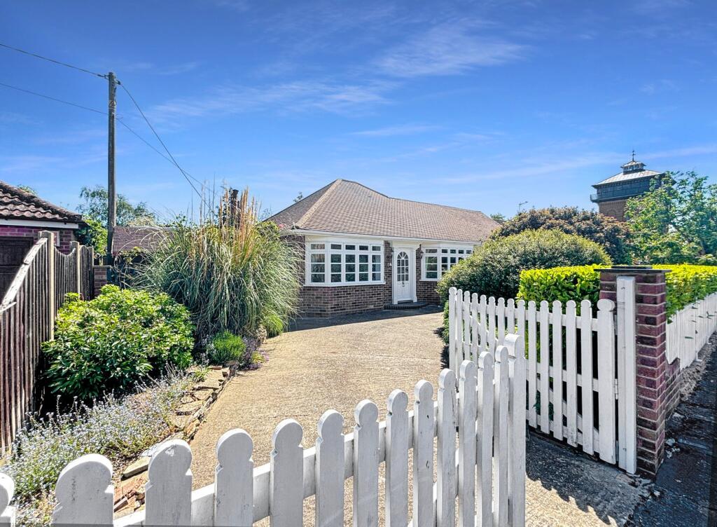 2-bed detached on Tower Road, Wivenhoe, Colchester, CO7, £525,000
