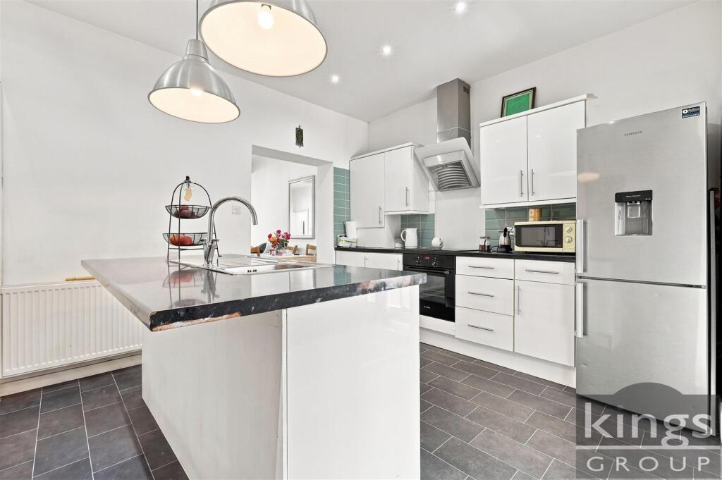 House in Waltham Cross - More