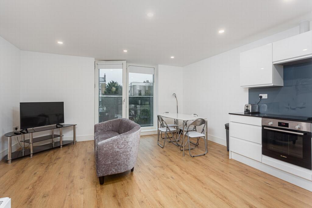 Main image of property: Kings Avenue, London, SW4