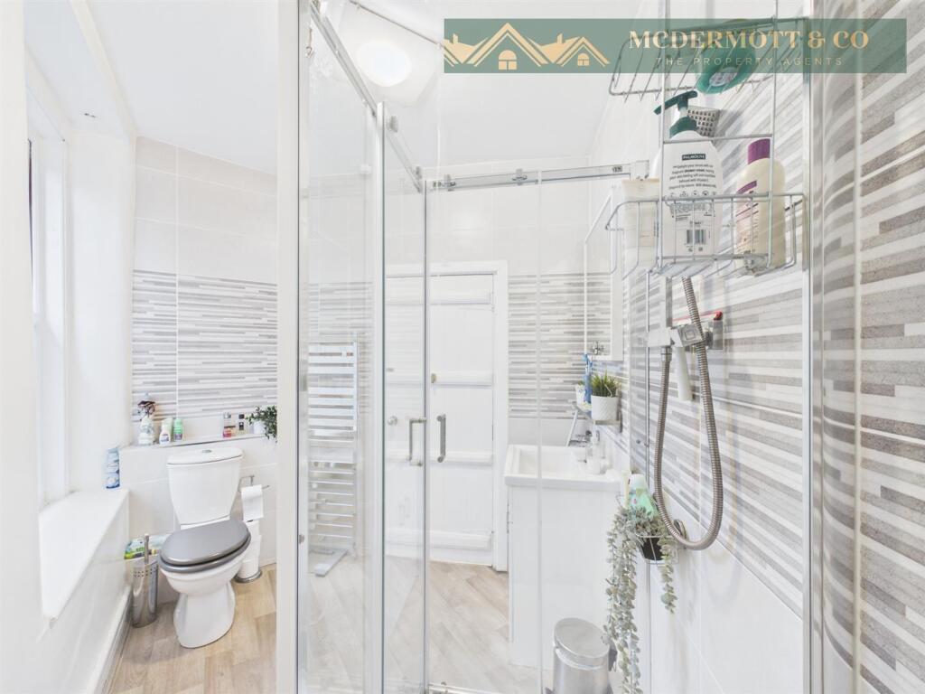 House in Tameside, Mossley Cross, Mossley - More