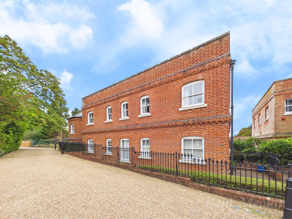2-bed flat on Doble Court, Sanderstead, £385,000