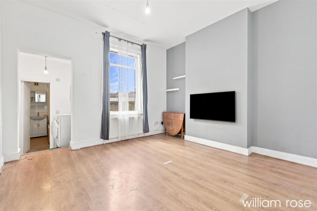 Apartment in London, South Woodford - View 2