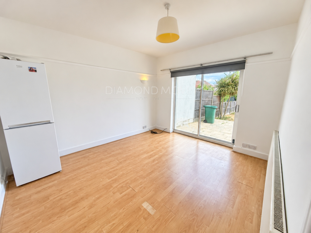 Taunton Avenue, Hounslow, TW3 - View 2