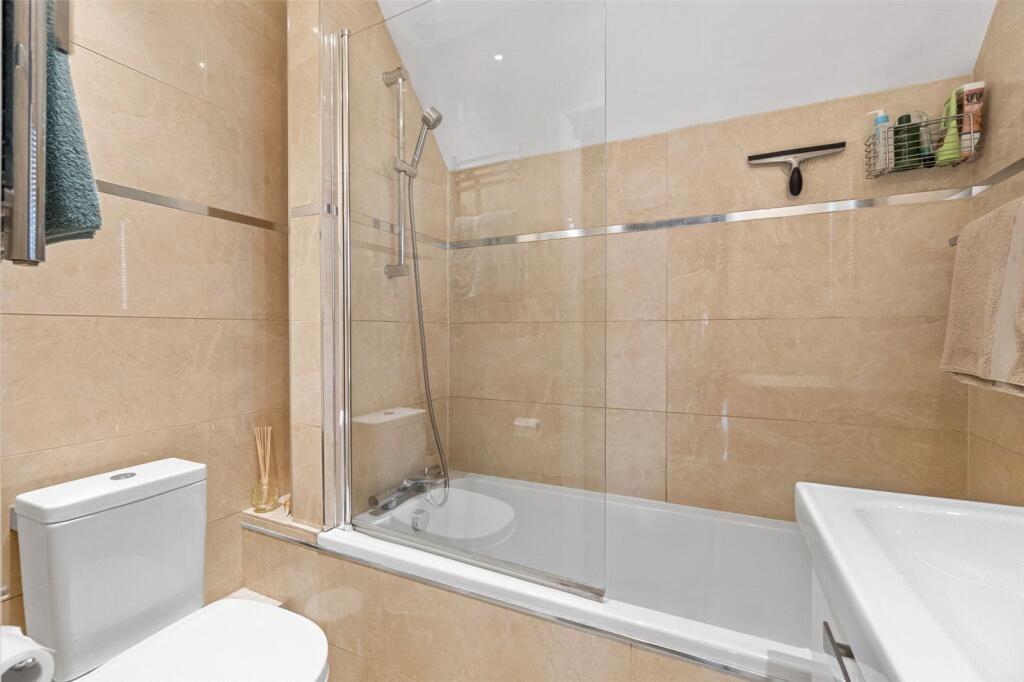 Apartment in London, Hampton - View 4