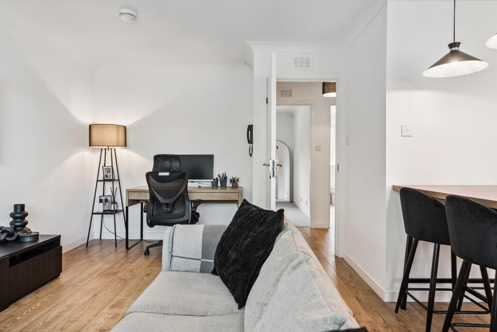 Apartment in Milngavie, South Mains, East Dunbartonshire - More