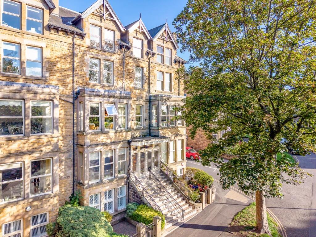 2-bed flat on Valley Drive, Harrogate, £295,000